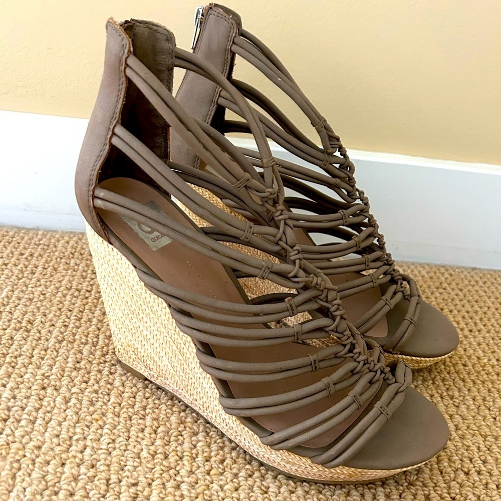 Dolce Vita Wedge Sandel Color Taupe Size 10